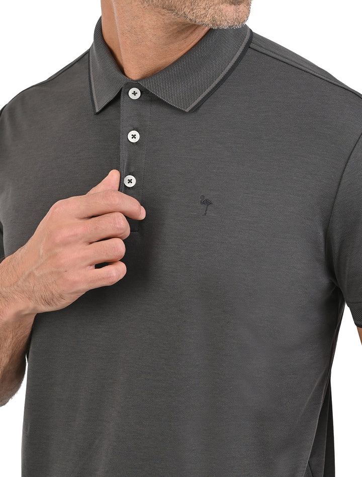Detalle del cuello y logo Flamingo en polo de algodón Pima Peruano gris oscuro - Ropa Flamingo