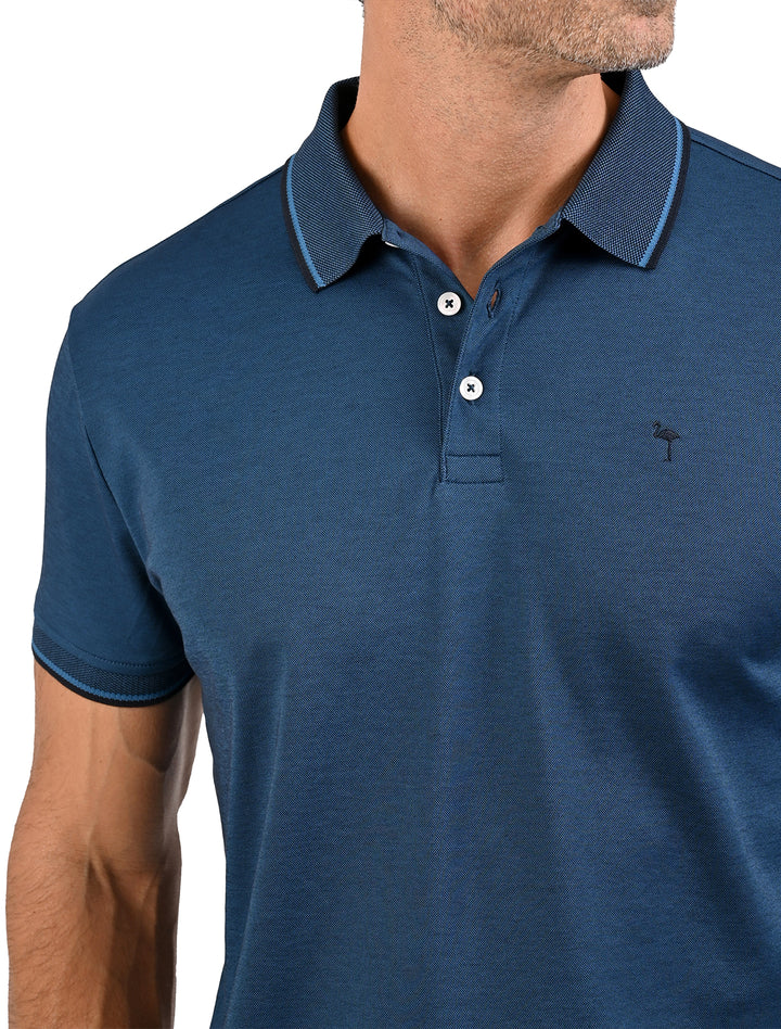Detalle del cuello y logo Flamingo en polo de algodón Pima Peruano azul marino - Ropa Flamingo